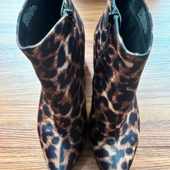 Betsey Johnson Black Red Kassie Leopard Ankle Boots 8.5M Chunky Heel Point Toe - Picture 5 of 10